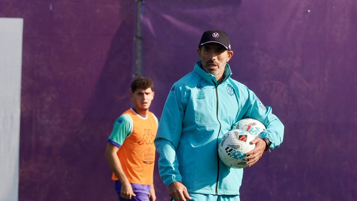 Almada, durante el entrenamiento del pasado jueves en los Anexos, con Trilli detrás.