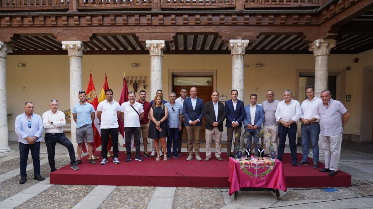 Presentación del trofeo, con autoridades y representantes de los equipos.