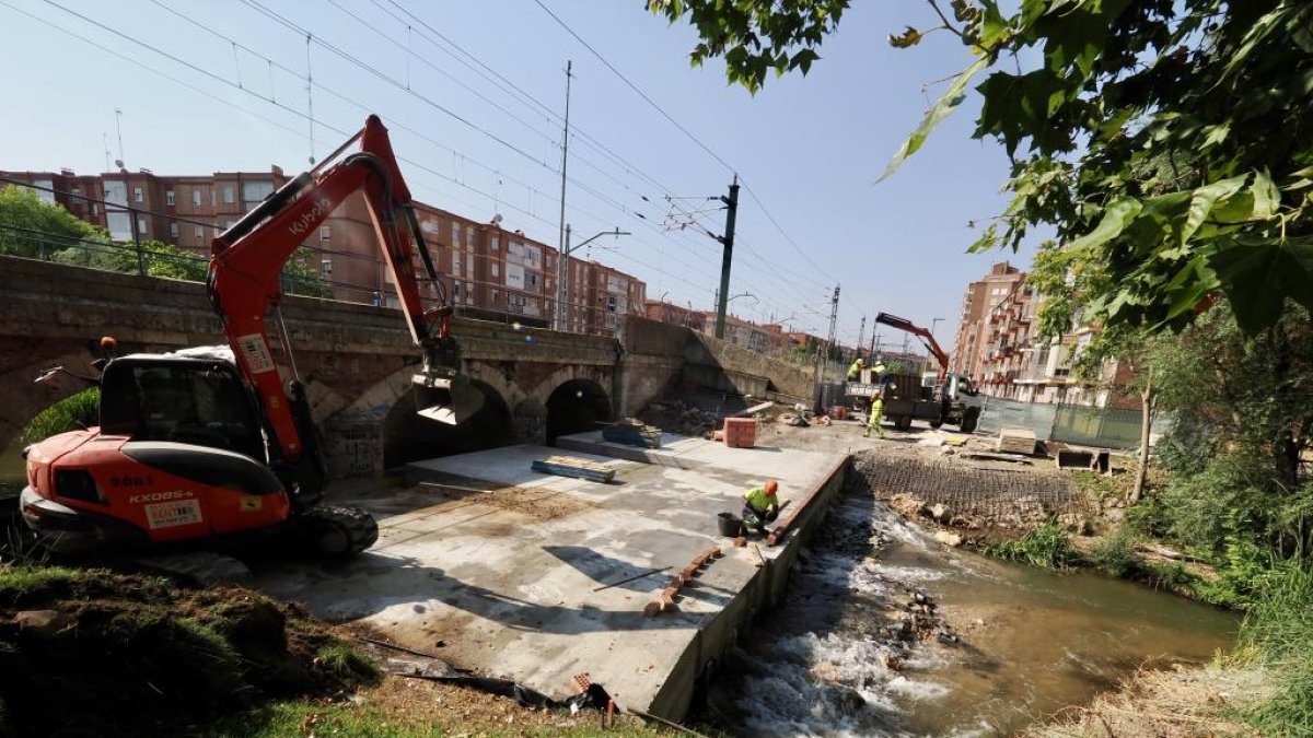 Obras de la segunda día del AVE desde el acceso Norte a la estación de Campo Grande en Valladolid.
