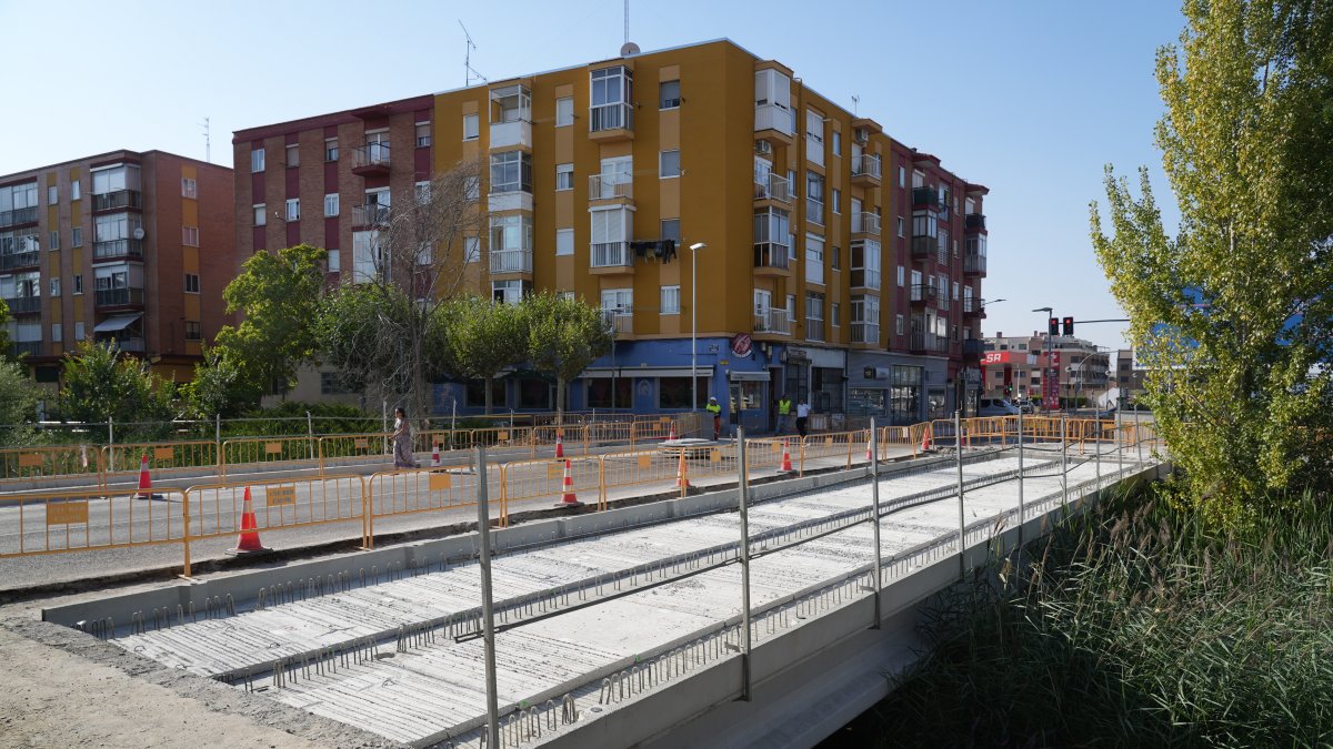 Pasarela sobre el Esgueva en el Paseo de Juan Carlos I.