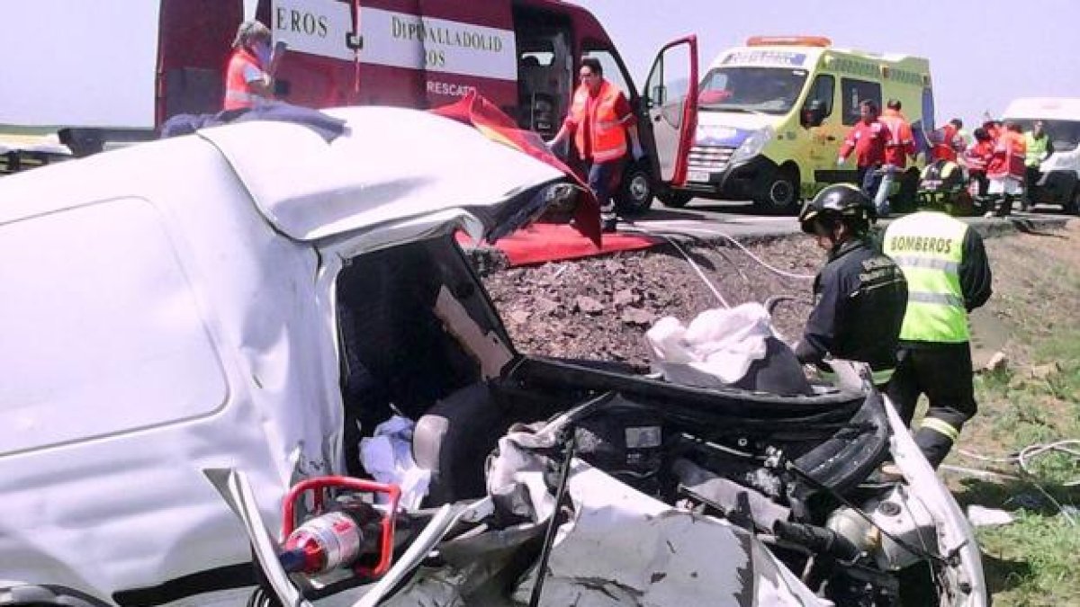 Estado de la furgoneta de conductor fallecido en Villacid de Campos tras la colisión.