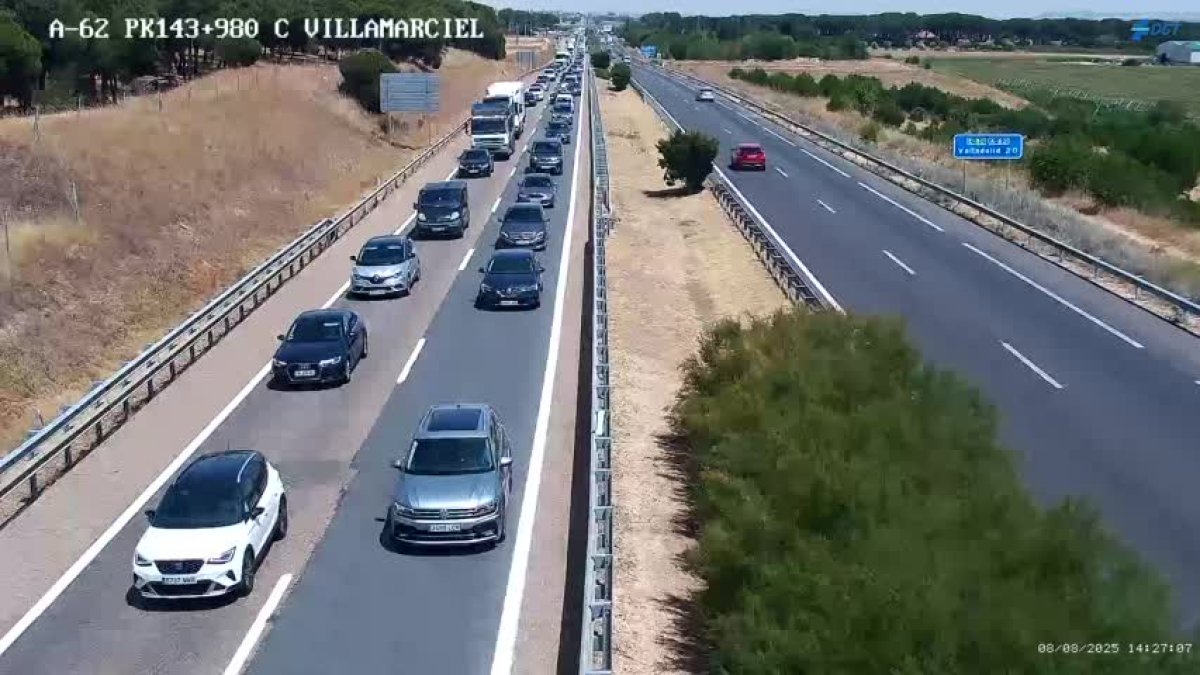 Cámara de tráfico de la A-62 con las retenciones tras el accidente.