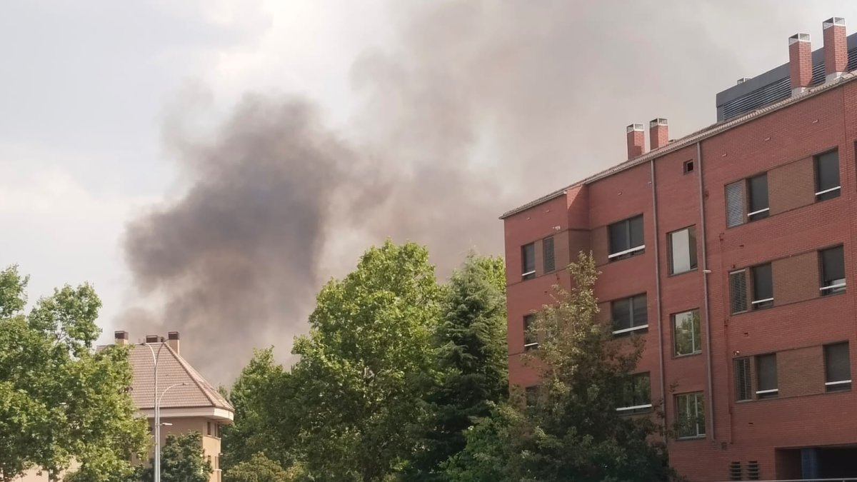 Columna de humo del incendio cerca de la VA-20 en Valladolid.