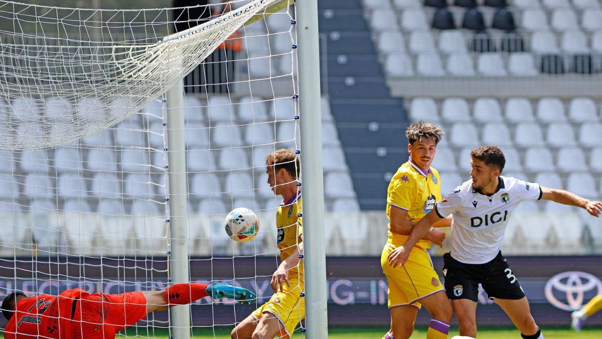 Latasa introduce el balón en la portería para firmar el 2-1 parcial.