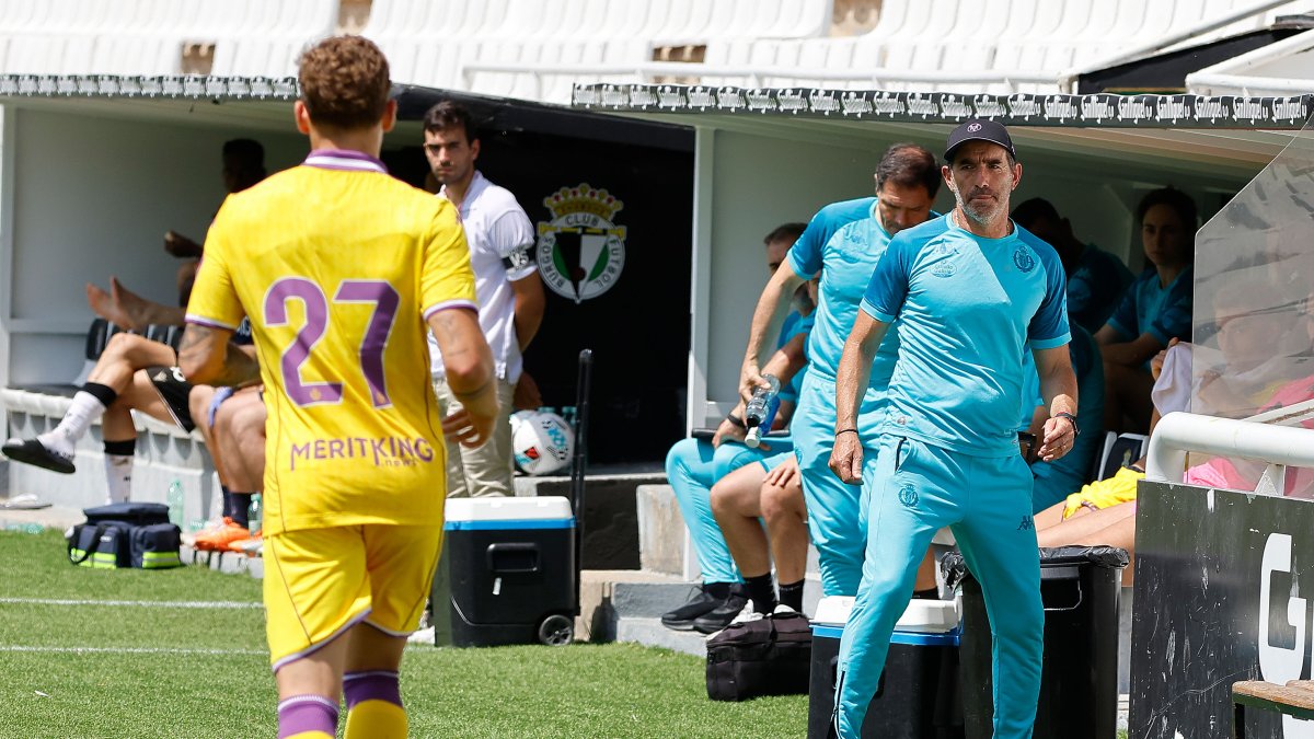 Almada se dispone a devolver el balón a Garri (27) tras un fuera de banda.