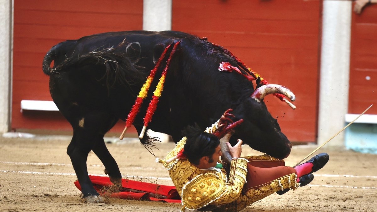 Cogida a Morante de la Puebla ayer en Pontevedra.