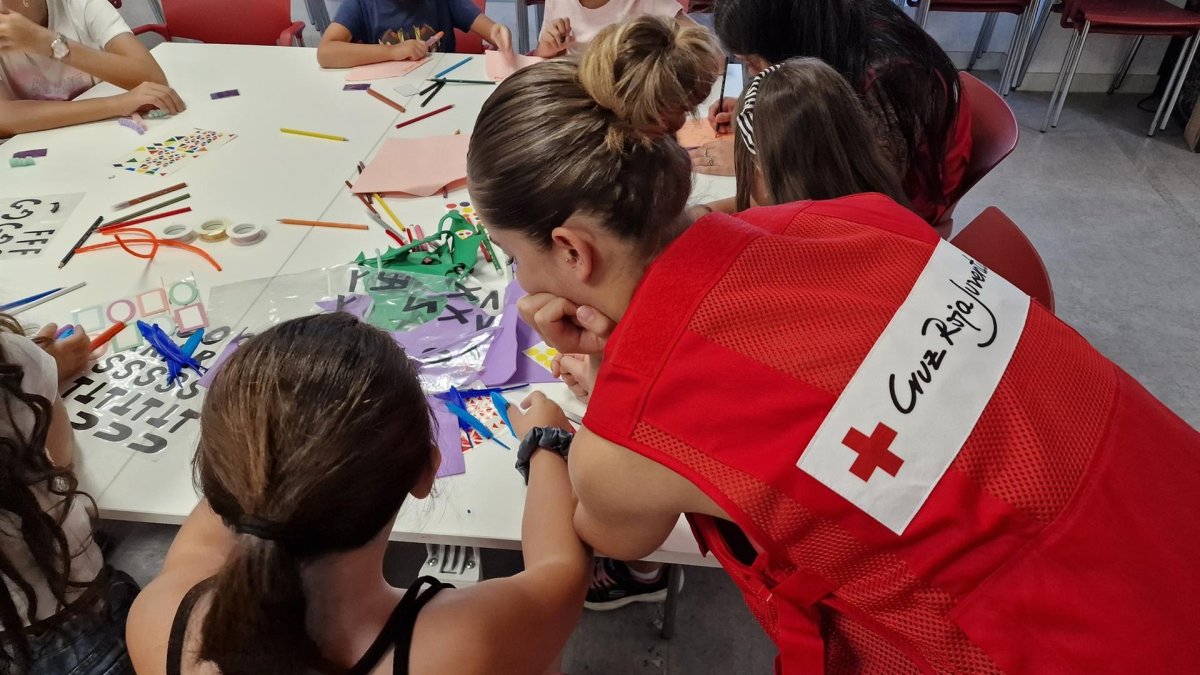 Imagen de uno de los voluntarios de Cruz Roja Juventud Valladolid durante una de las actividades
