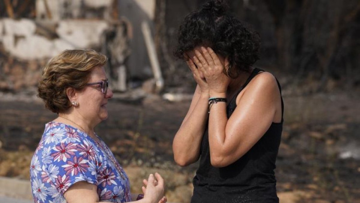 Dos vecinas comentan los daños del fuego a su vuelta a la zona del siniestro.