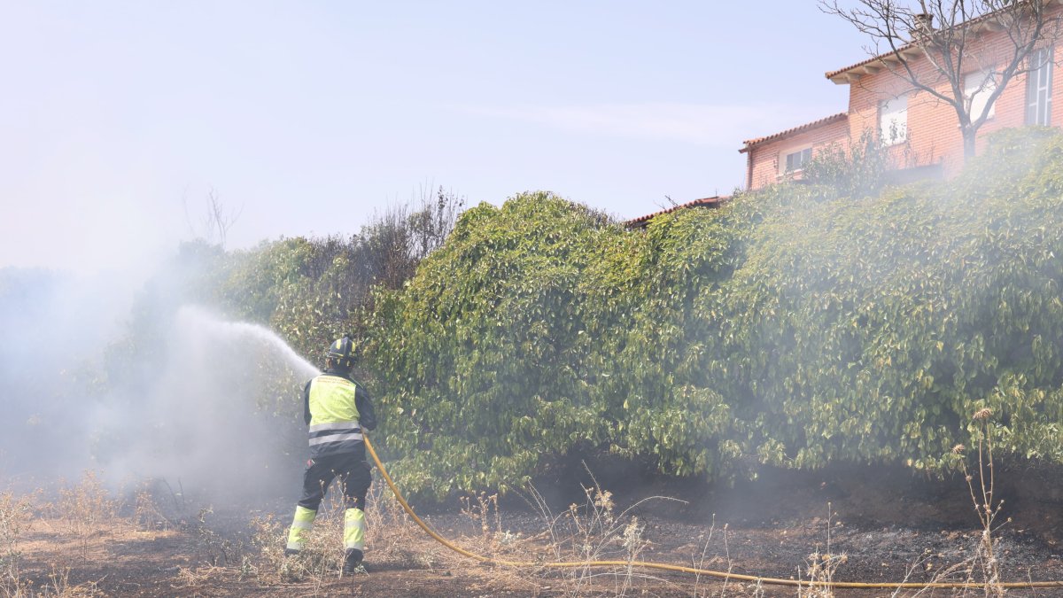 Incendio de maleza alrededor de un chalet en La Cistérniga.