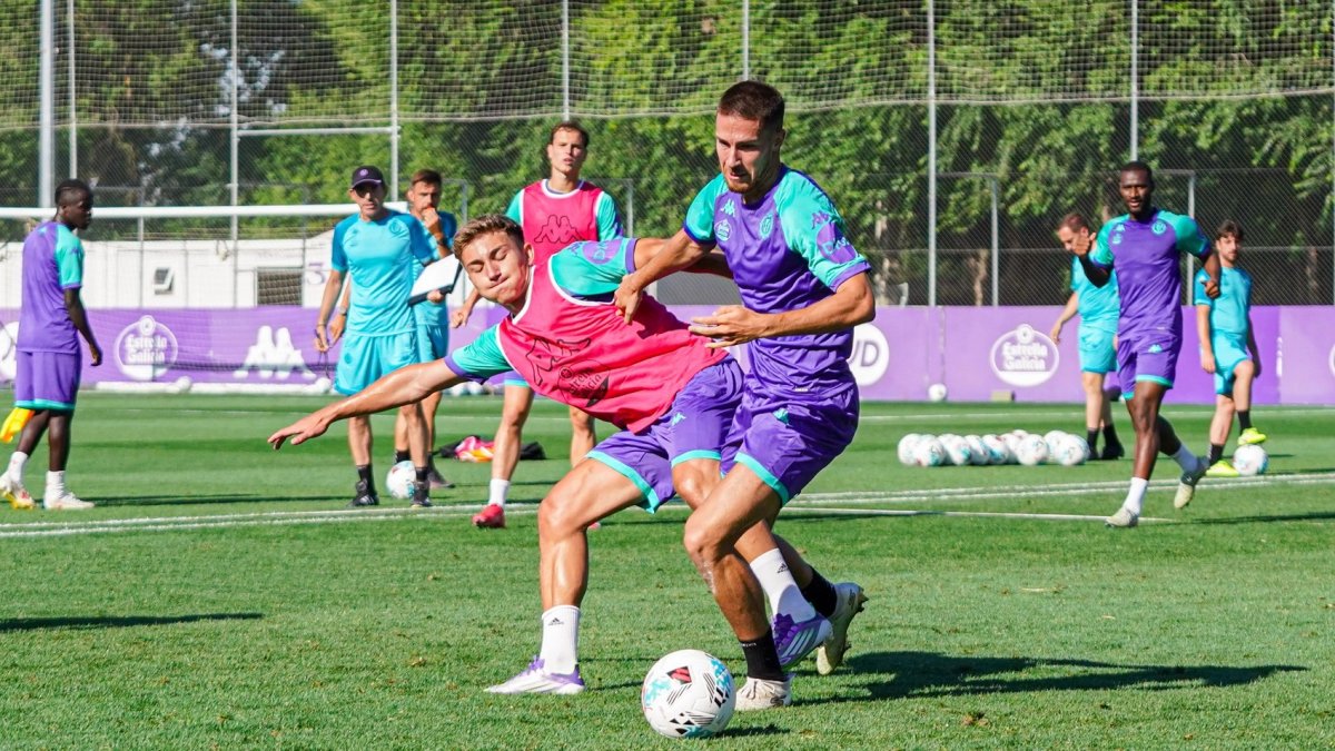 El central Tomeo disputa el balón al mediapunta Chuki.