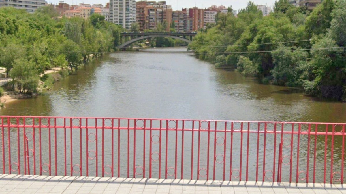 Imagen del Pisuerga visto desde el puente de Poniente, donde se produjo el suceso.