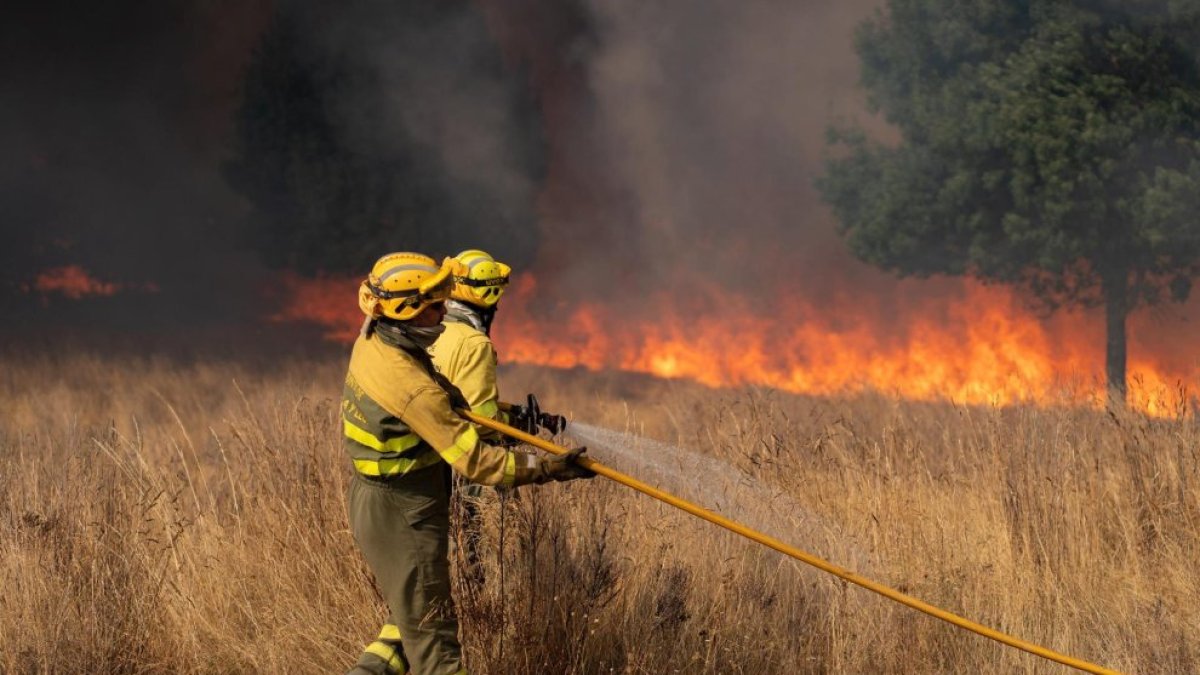 Avance del incendio de Yeres que asedia Las Médulas en León.