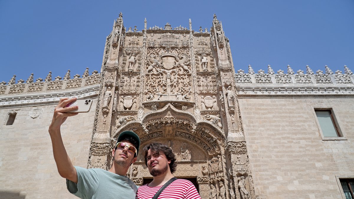Turistas delante de la fachada del museo de escultura.