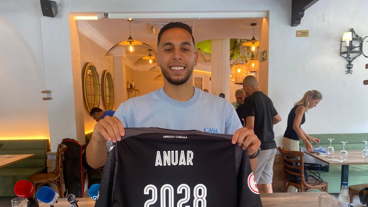 Anuar muestra su camiseta del Ceuta con el año de finalización de su contrato, tras su presentación.