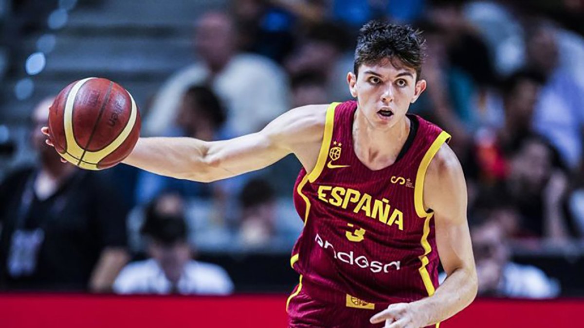 De Larrea conduce el balón durante el último amistoso de España, ante Chequia.