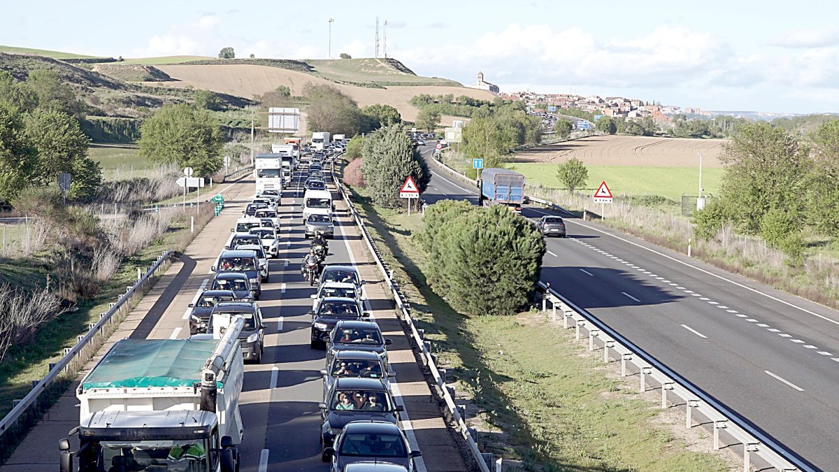 Tráfico denso desde Valladolid en la A-62 a la altura de Simancas, con motivo de la ‘operación salida’.