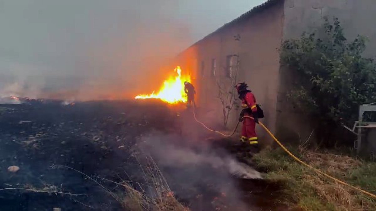 El incendio de Molezuelas en Zamora arrasa los campos en León