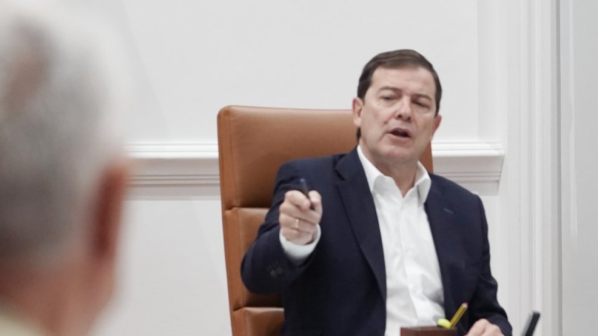 El presidente de la Junta de Castilla y León, Alfonso Fernández Mañueco, se reúne con miembros del Ejecutivo autonómico para avanzar en las actuaciones de reconstrucción de las zonas afectadas por los incendios forestales en la Comunidad