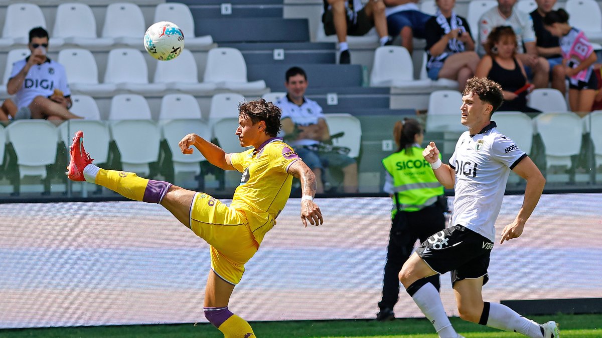 Guille Bueno despeja un balón ante el Burgos.