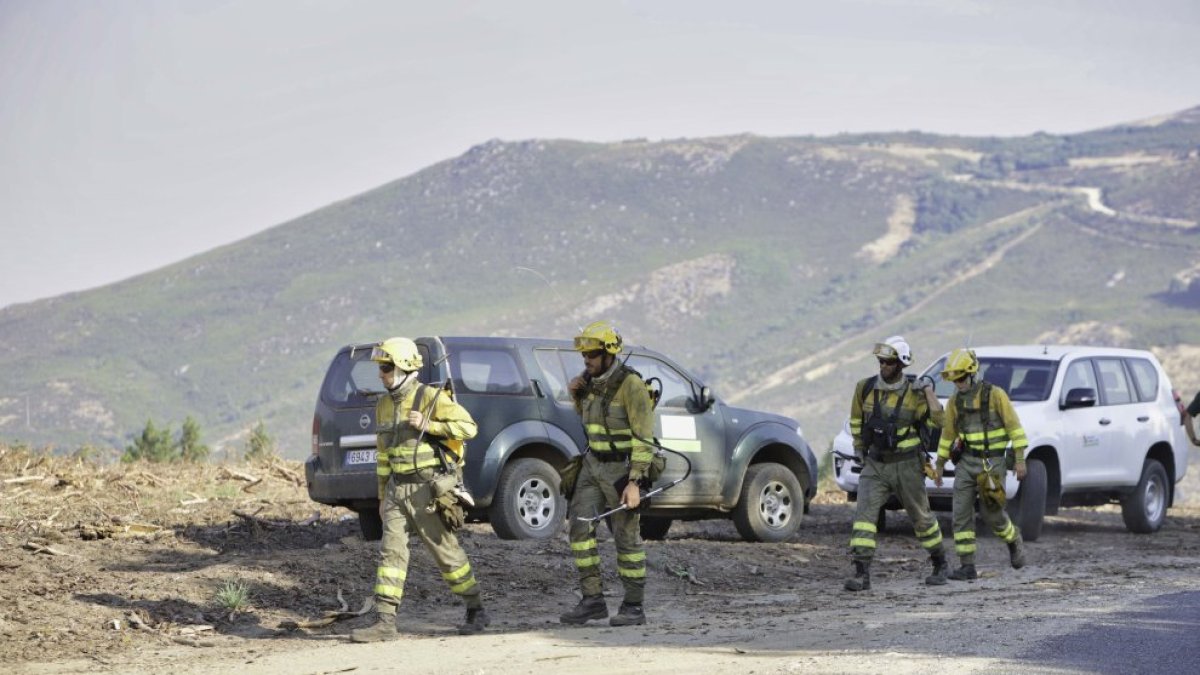 Incendio en la frontera de Galicia y Castilla y León en la localidad zamorana de Castromil