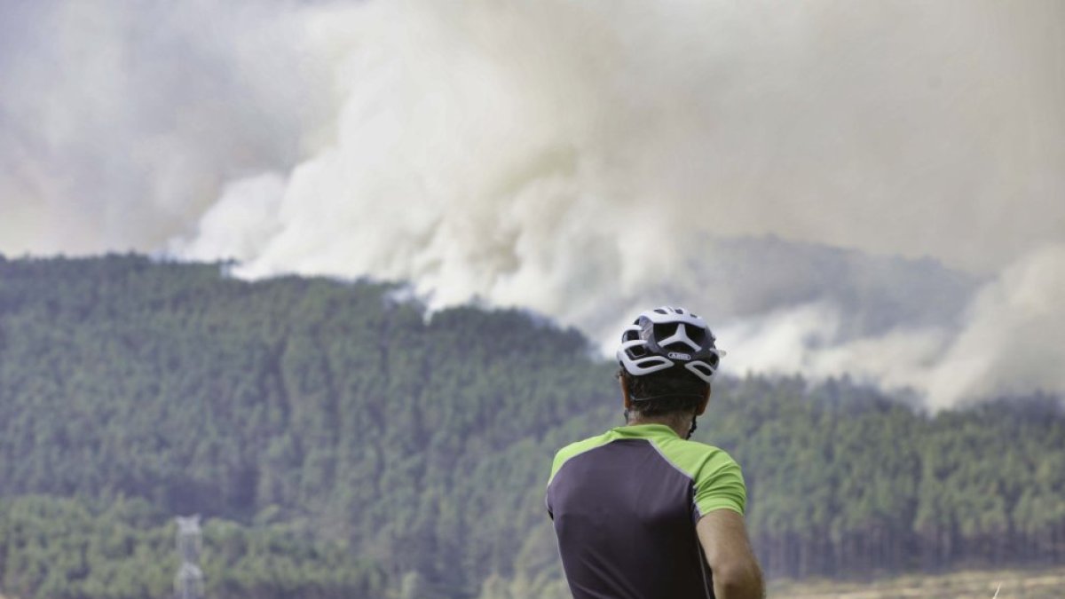 Incendio en la frontera de Galicia y Castilla y León en la localidad zamorana de Castromil