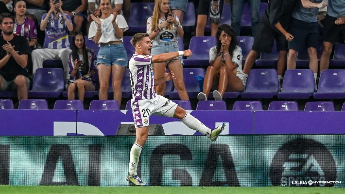 El atacante blanquivioleta Chuki celebra su gol, el primero del equipo en la temporada.