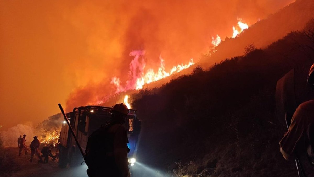 Bomberos forestales BRIF de Tabuyo del Monte en el incendio de Barniedo de la Reina