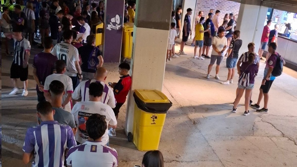 Cola en uno de los bares del estadio Zorrilla.