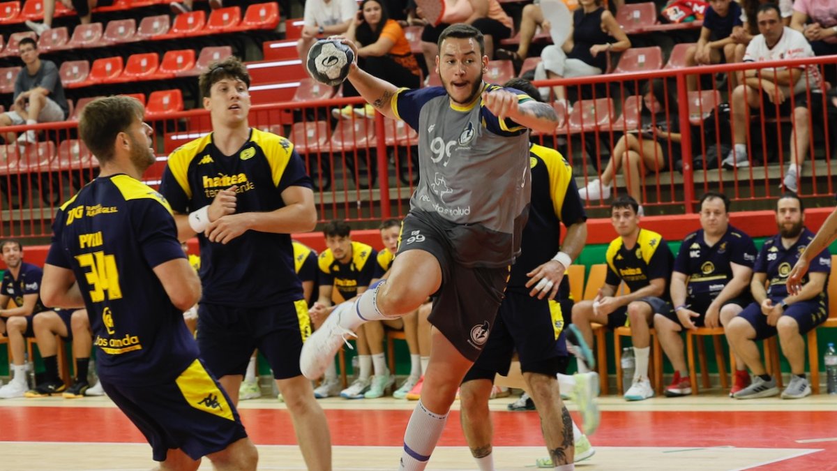 Carvalho en el amistoso ante Aranda en Torrelavega.