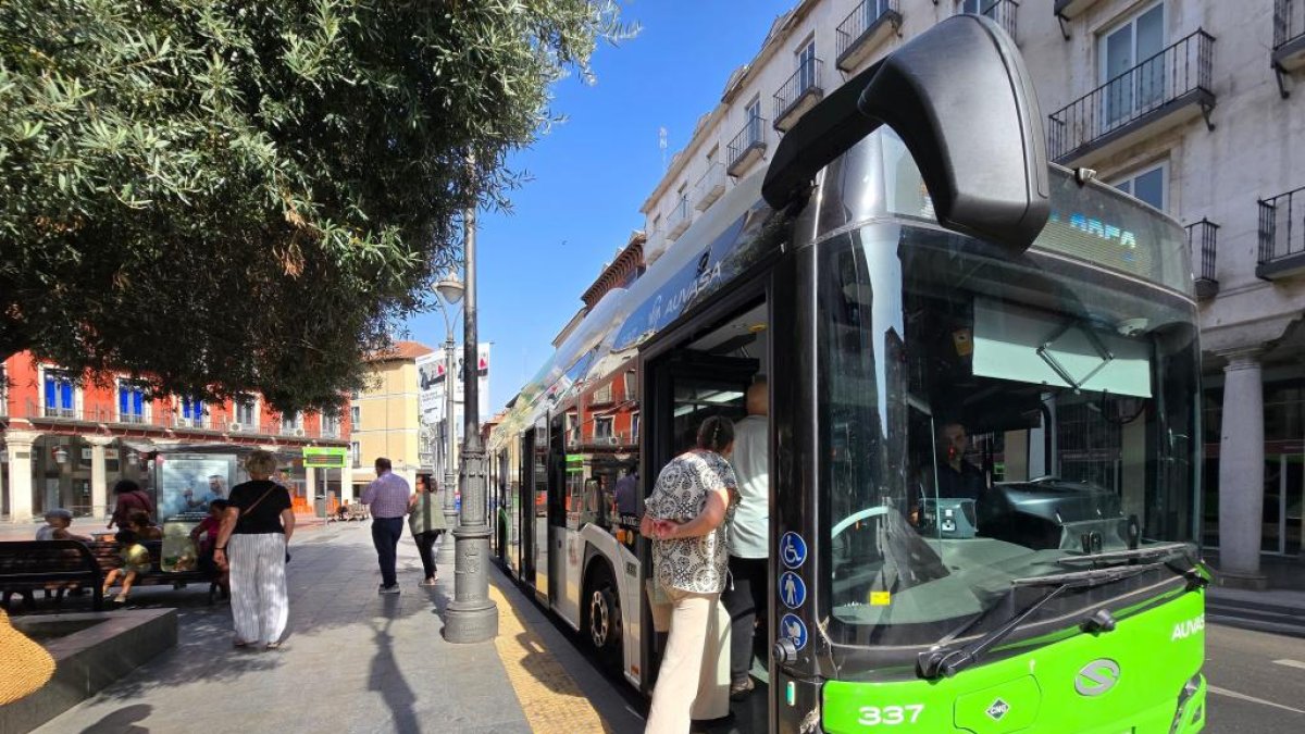 Un autobús de AUVASA en la parada de Fuente Dorada.