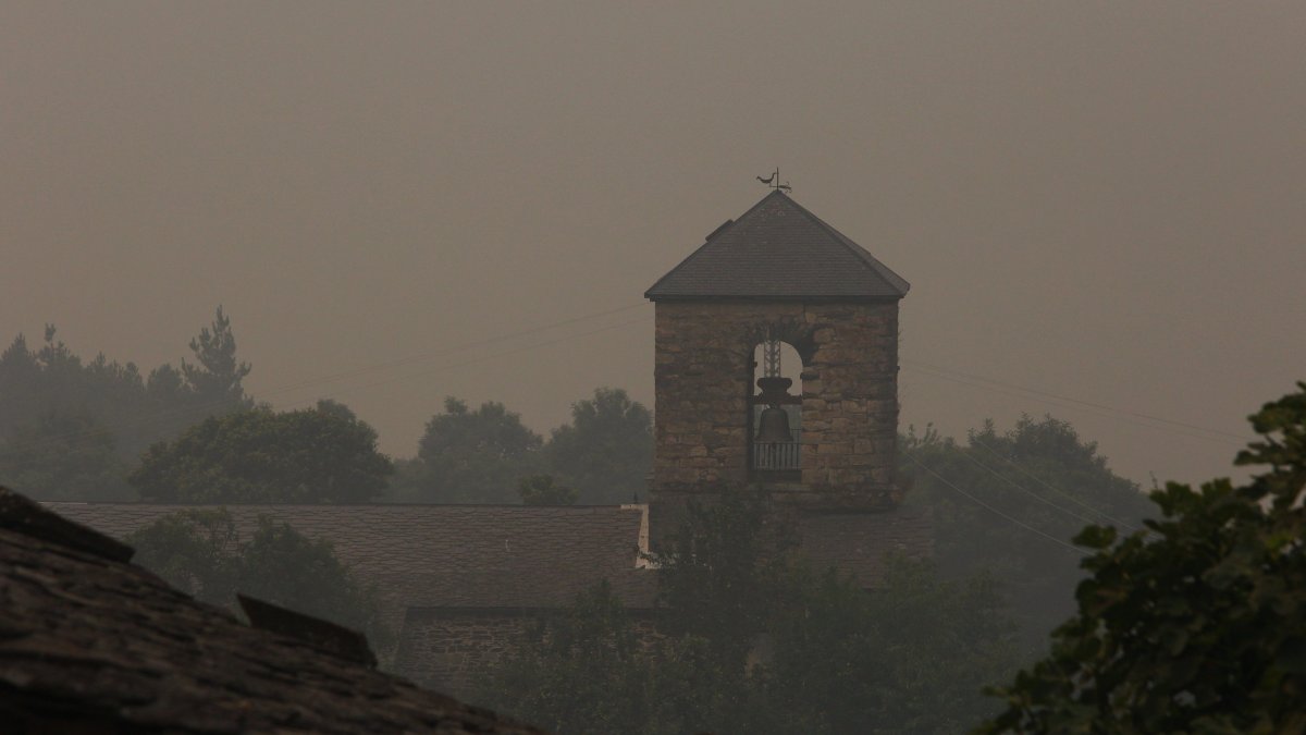 Una densa nube de humo llega a Oencia, en El Bierzo.