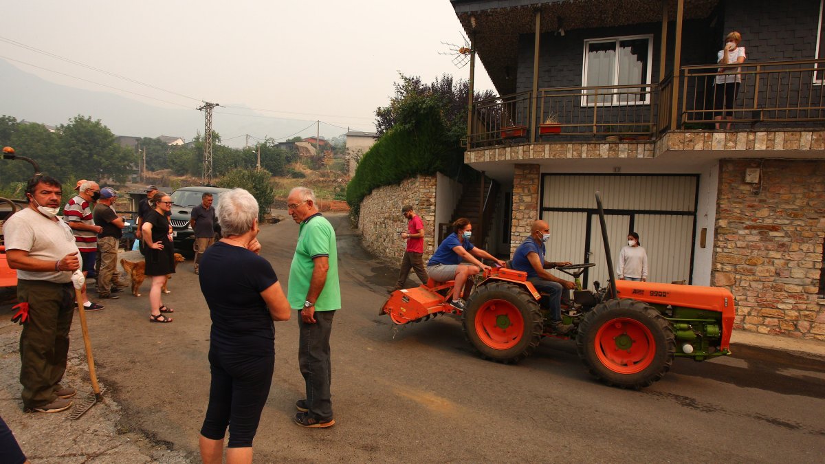Vecinos de Oencia (León), se preparan por si el incendio avanza hacia la localidad