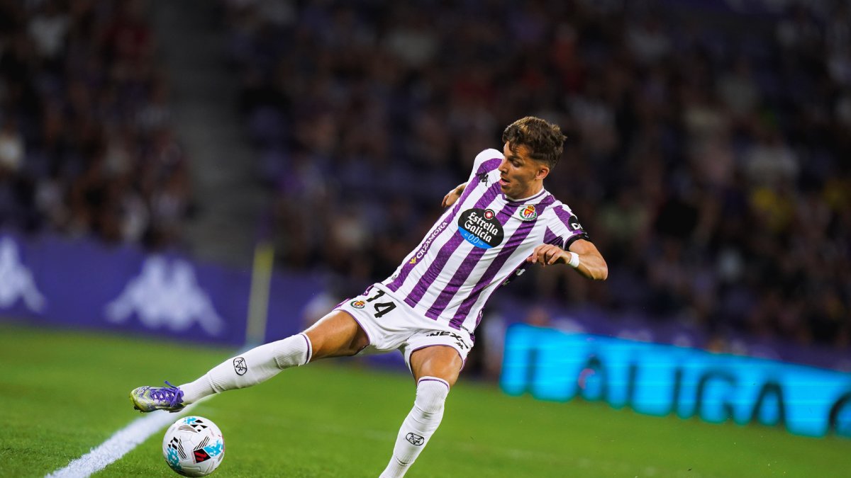 Iván Alejo evita que el balón salga de banda.