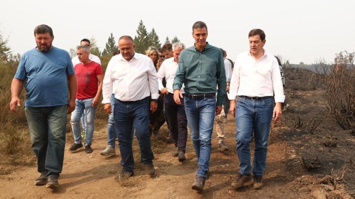 Sánchez dialoga con Mañueco durante su visita a Villablino.