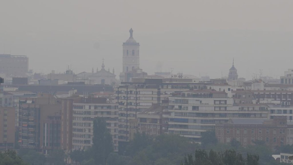 El humo de los incendios en Castilla y León llega a Valladolid.