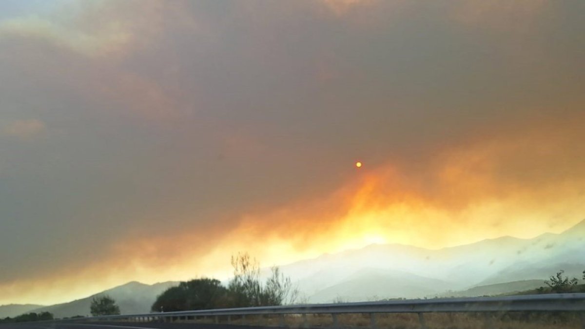 Incendio de Jarilla (Cáceres) en el límite con la provincia de Salamanca.