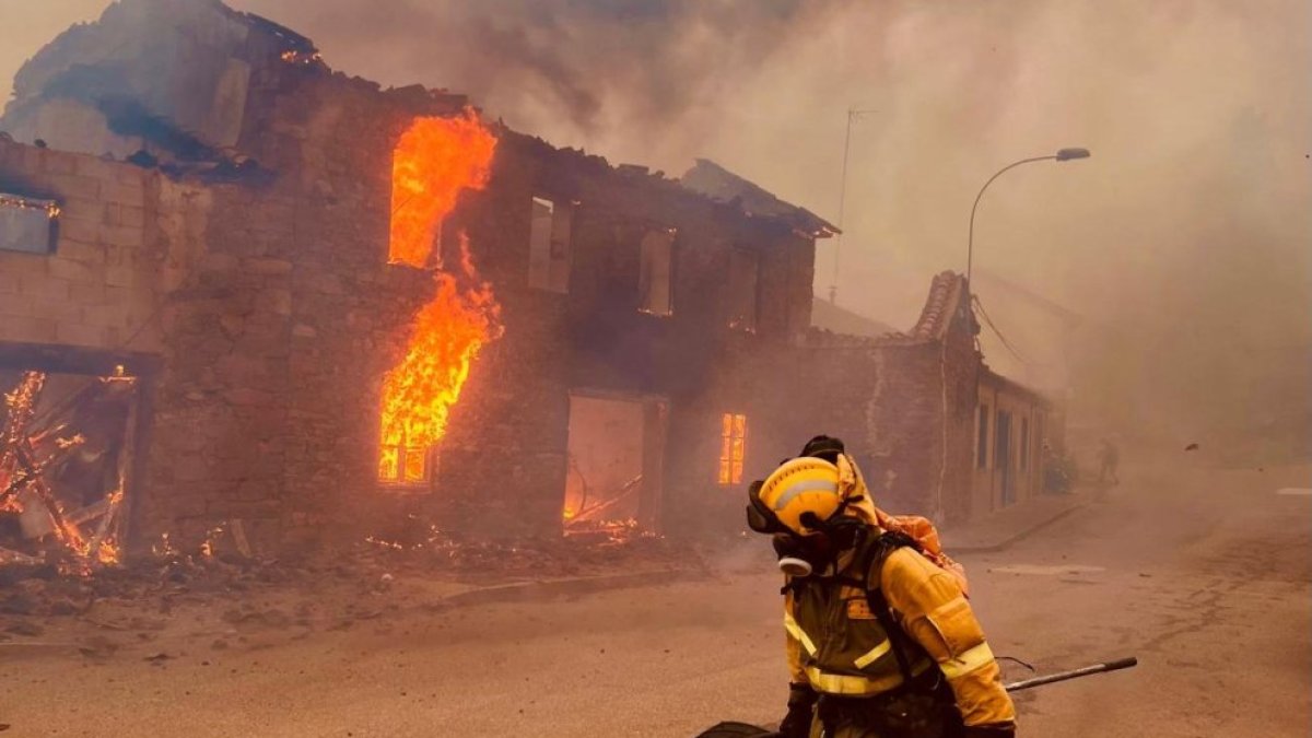 Bomberos forestales BRIF en el incendio de Orallo.