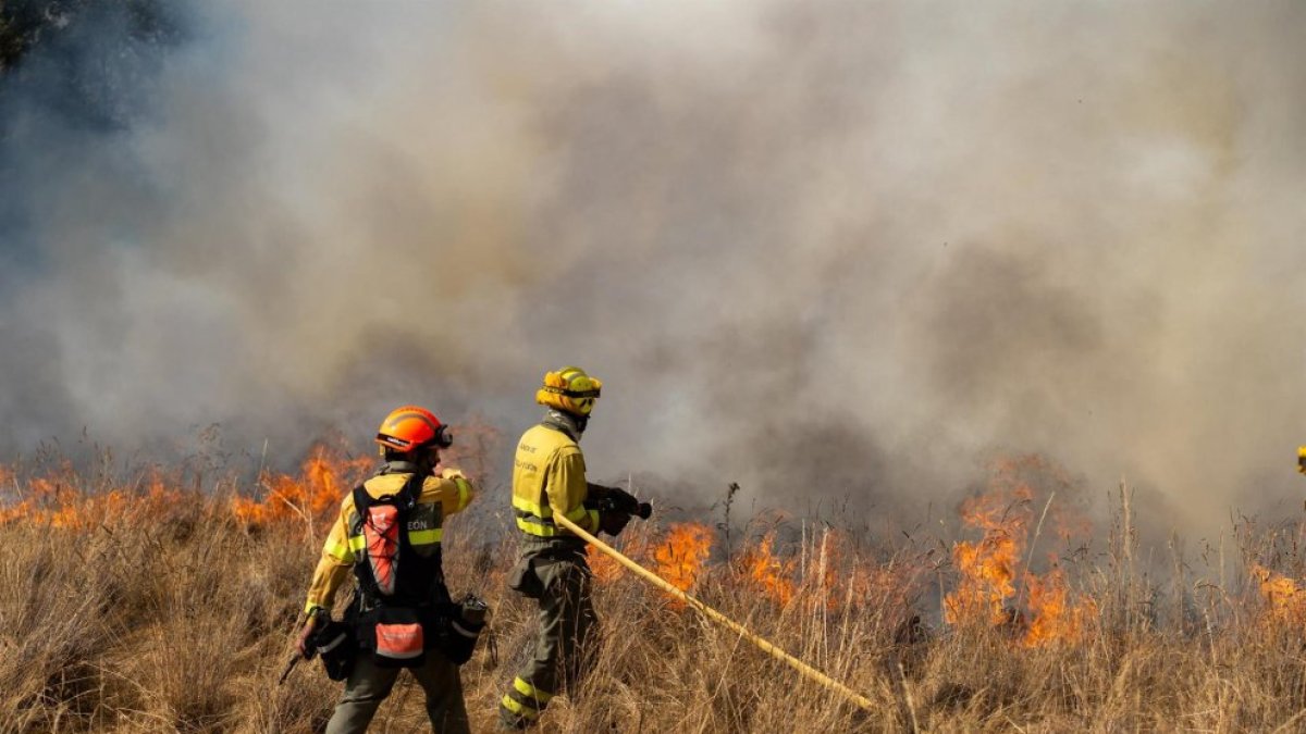 Bomberos continúan los trabajos de extinción para sofocar el incendio.