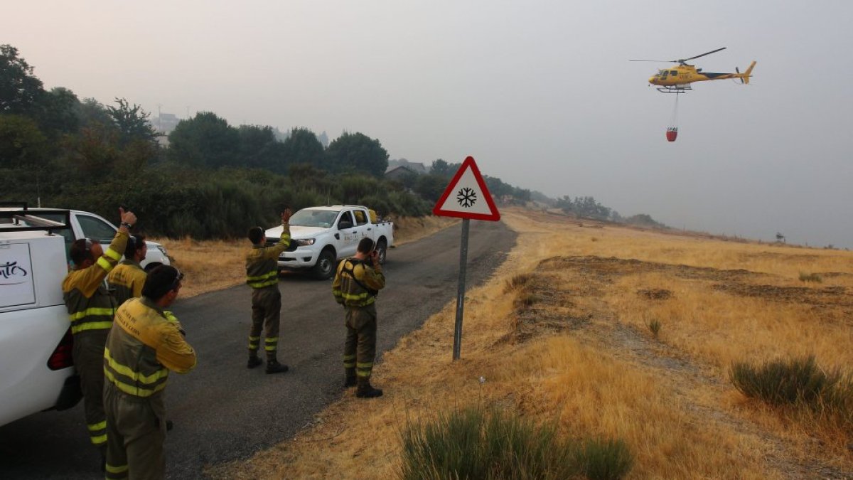 Cuadrillas desplazadas a San Cristóbal de Valdueza (León), para el incendio que afecta a varias pedanías de Ponferrada