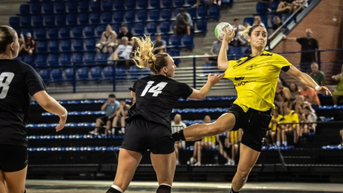 June Loidi lanza a portería mientras Zurni le agarra de la camiseta.
