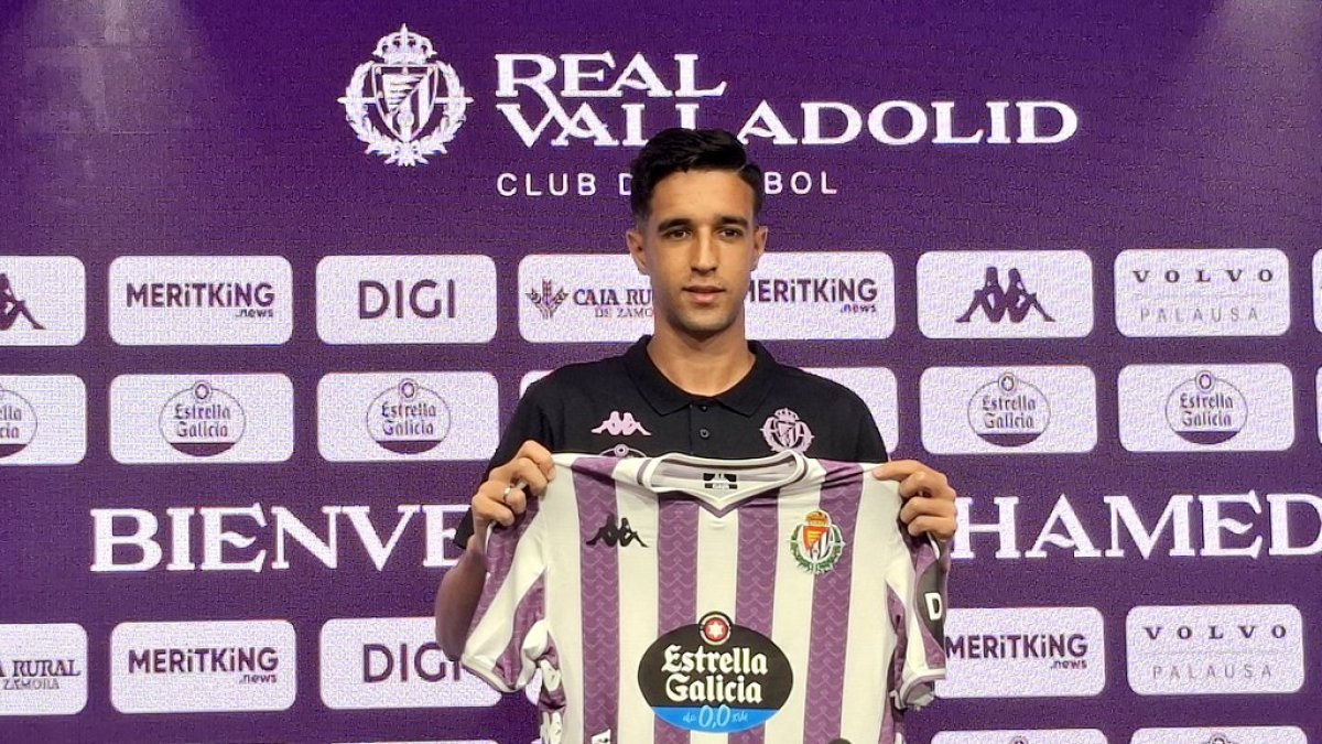 Mohamed Jaouab posa con la camiseta del Real Valladolid.