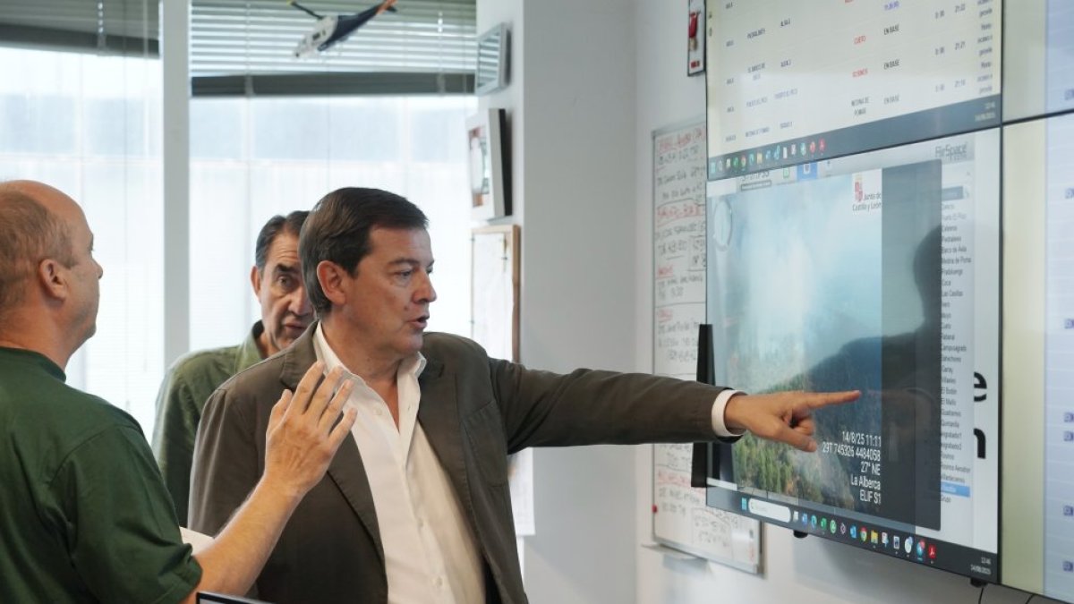 El presidente de la Junta de Castilla y León, Alfonso Fernández Mañueco, acude al Centro Autonómico de Mando, en Valladolid. Imagen de archivo.