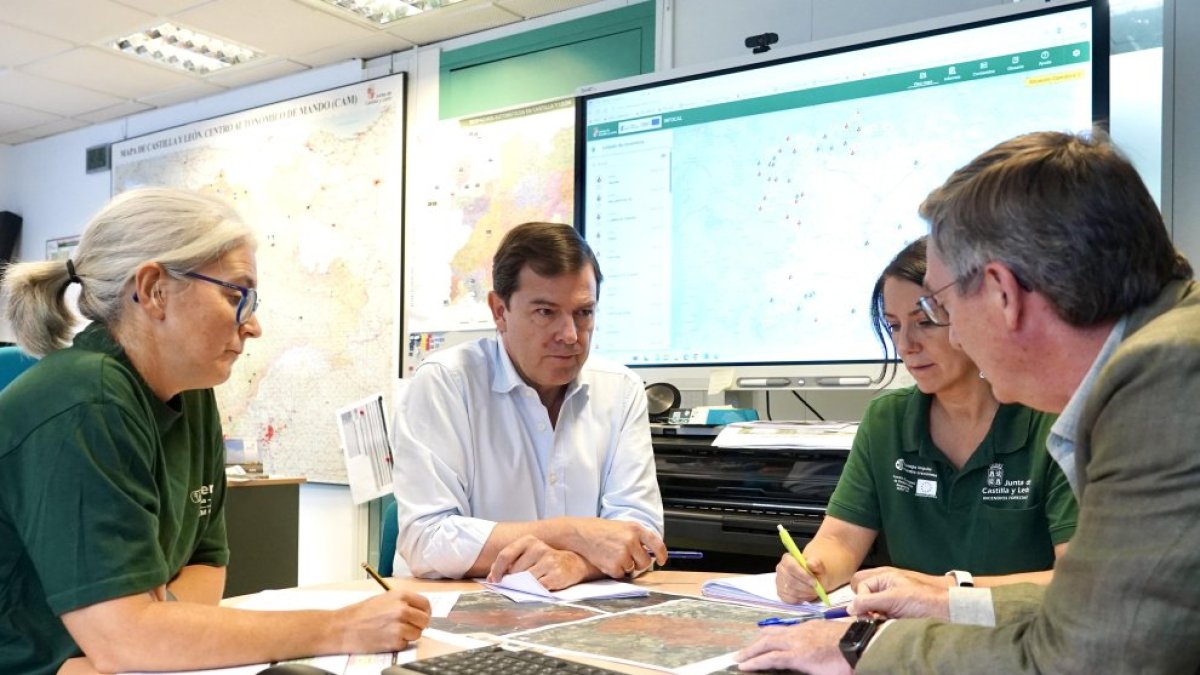 El presidente de la Junta de Castilla y León, Alfonso Fernández Mañueco, acude al Centro Autonómico de Mando