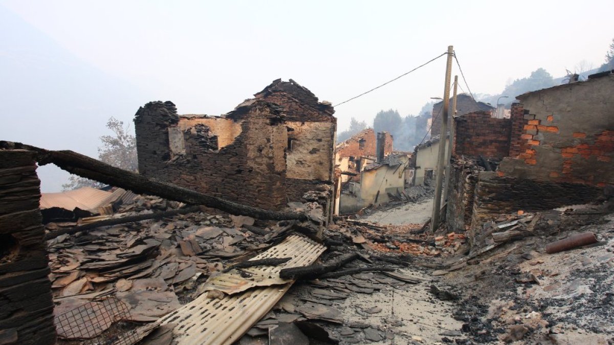 El pueblo de Lusio (León), arrasado por el fuego.