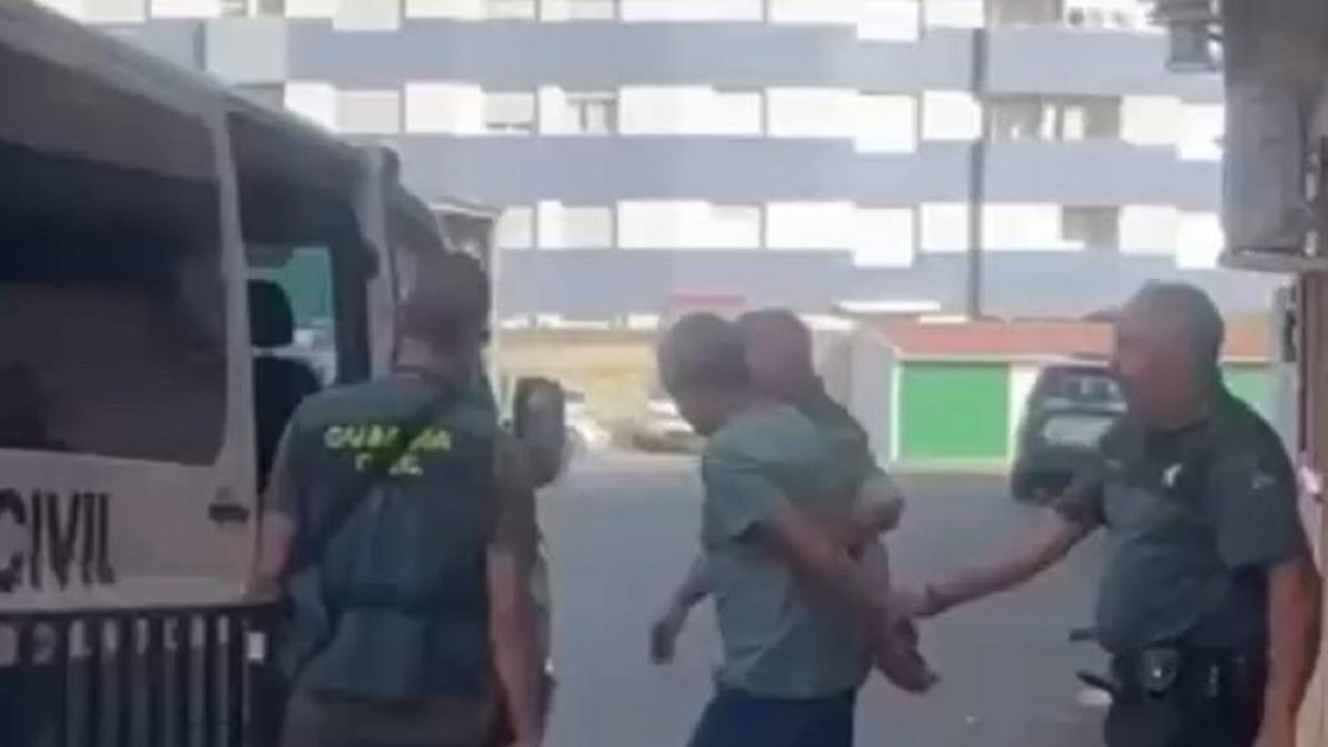 Detención del trabajador de extinción de incendios, acusado de ser el pirómano del fuego del Valle del Tiétar en Ávila.