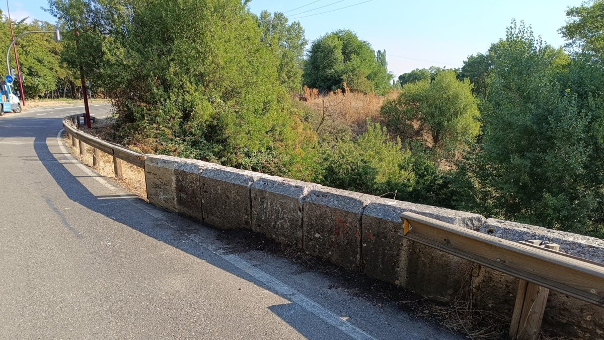 Puente reparado en el acceso a La Overuela.