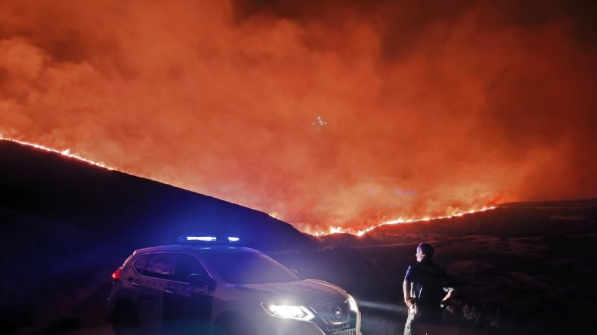 Avance del incendio de Anllares en León.