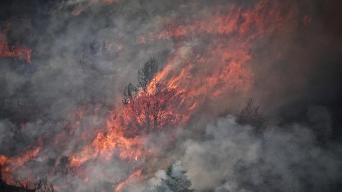 Vista de las llamas, a 19 de agosto de 2025, en el Puerto de San Glorio, León.