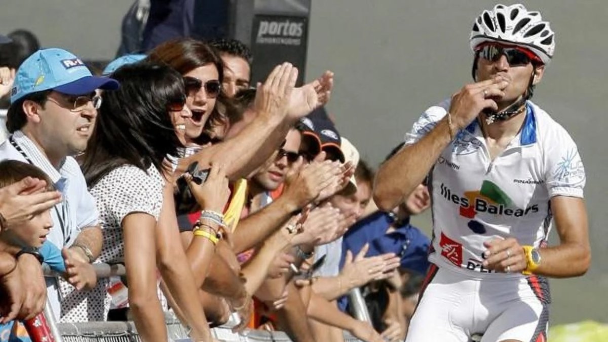 Valverde entra ganador en el Alto del Morredero, en La Vuelta de 2006; en 1997, el otro antedente, lo haría Heras por delante del Chava Jiménez.