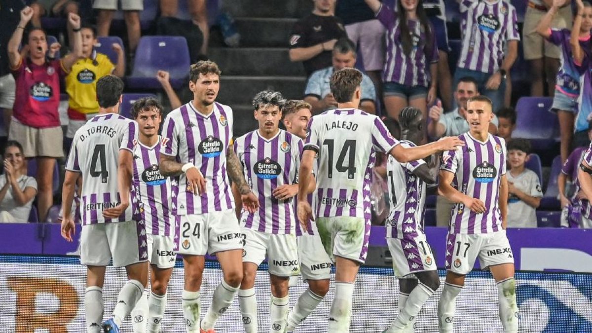 Jugadores del Real Valladolid celebran un gol ante el Ceuta.
